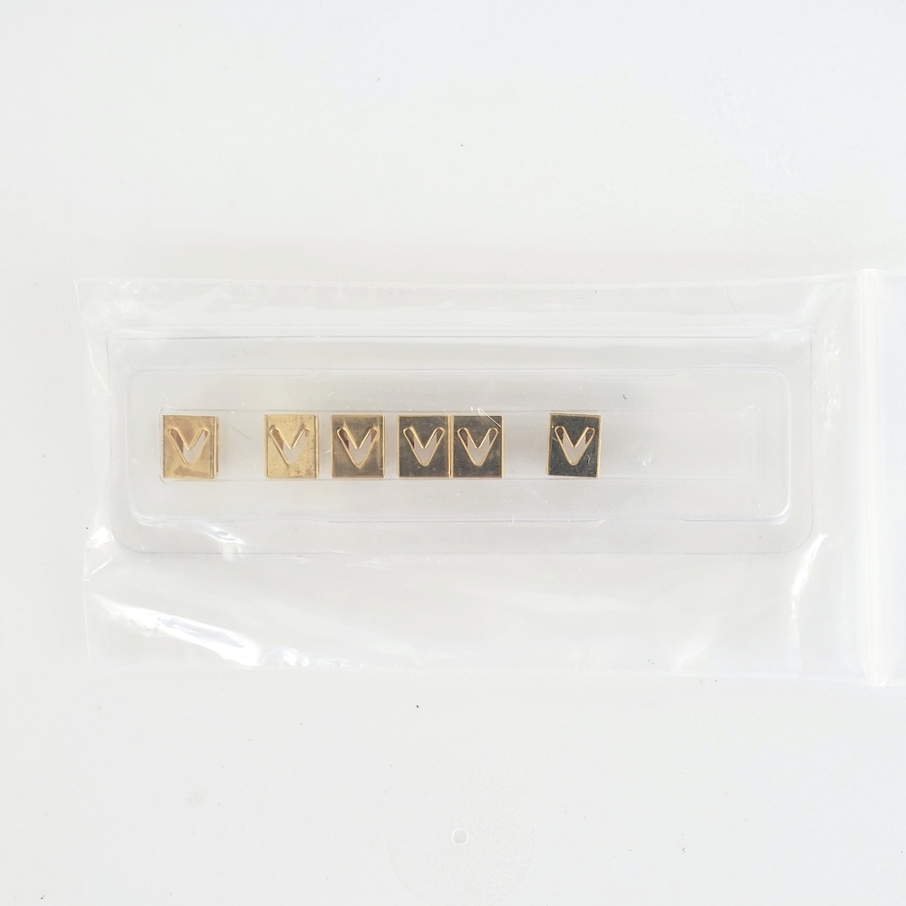 New Fire Mountain Bead Co Jill Wiseman jewelry slide lock Letter V Gold Tone